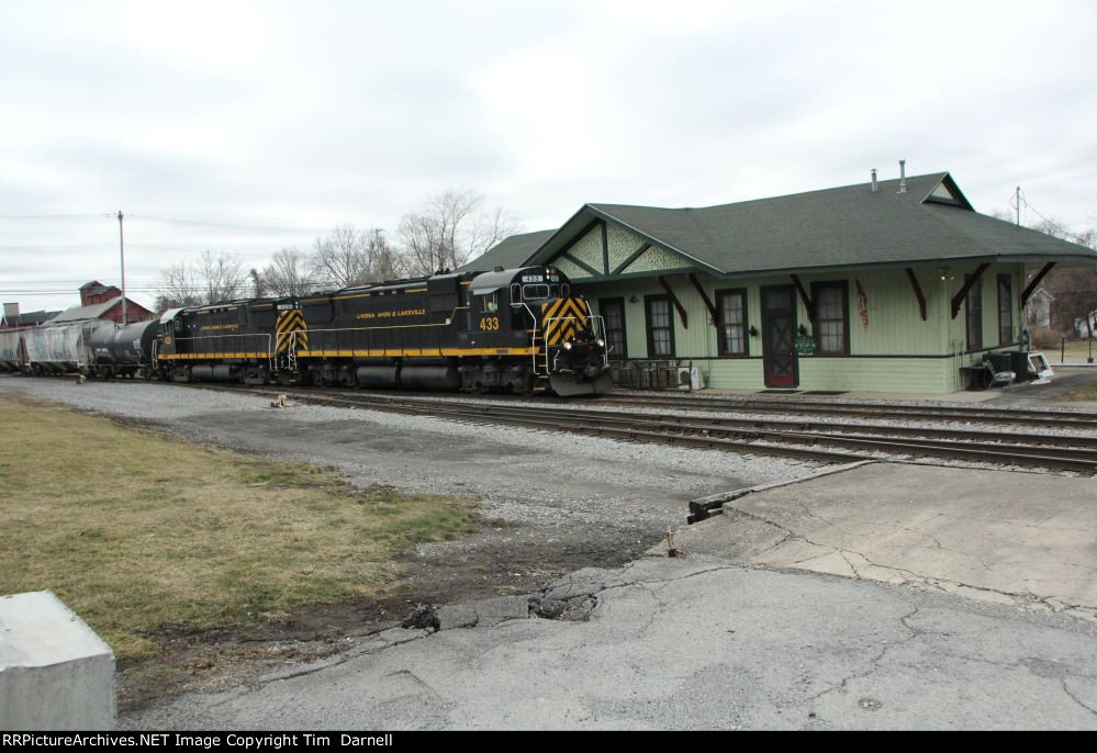 LAL 433 passing the depot, now a restaurant